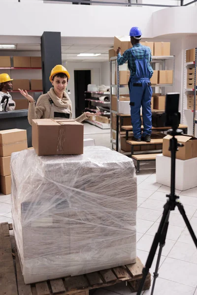 Storehouse Worker Recording Package Packing Educational Tutorial Warehouse Smiling Young — Stock Photo, Image
