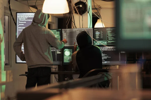 Güvenlik Duvarı Şifresini Kıran Virüslü Bilgisayar Yazılımına Neden Olan Genç — Stok fotoğraf