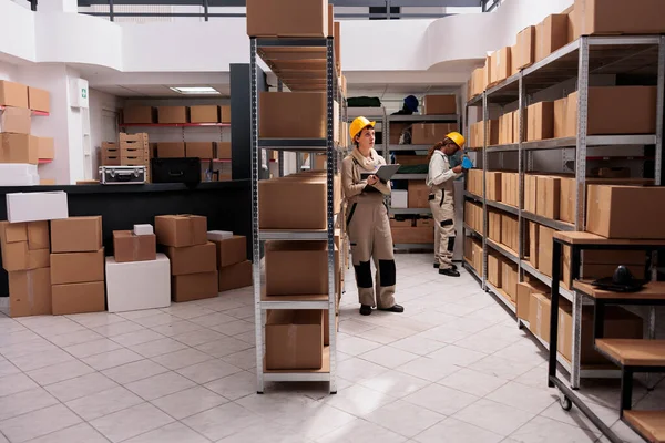 Warehouse Operatives Managing Goods Receiving Inventory Stockroom Young Storehouse Manager — Stock Photo, Image