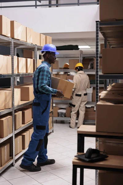 Fiatal Afro Amerikai Férfi Csomagokat Tart Termékelosztó Raktárban Csomagolt Kartondobozt — Stock Fotó