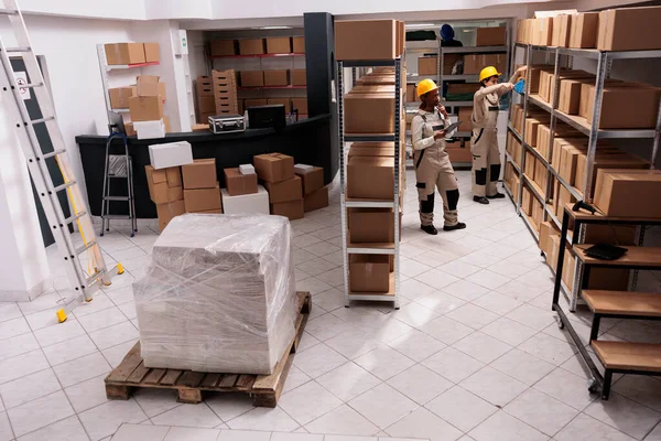 Teslimat Servisi Çalışanları Taşıma Için Paket Hazırlıyorlar Beyaz Kadın Paketleri — Stok fotoğraf
