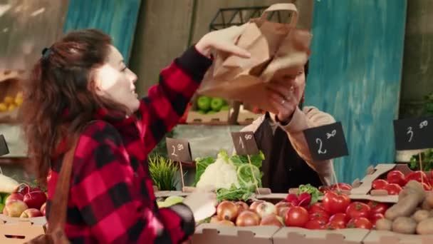 Consumidor Sonriente Que Compra Verduras Ecológicas Frescas Mostrador Del Mercado — Vídeo de stock