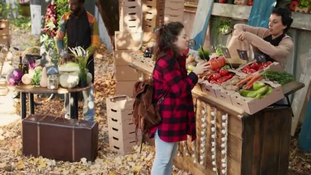 Šťastný Prodejce Mluvit Klientem Prodávat Sezónní Místně Pěstované Zeleniny Farmářském — Stock video