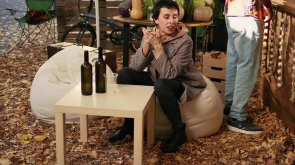 Kadın Şarap Imalatçısıyla Aynı Masada Oturuyor Yapımı Organik Şarap Tadıyor — Stok video