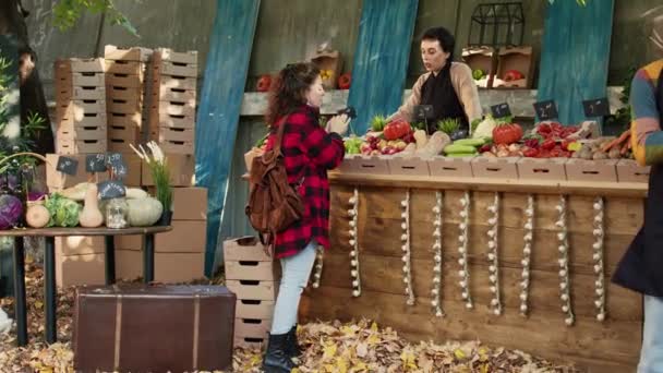Joven Cliente Oliendo Manzanas Comprando Mercado Agricultores Mujer Comprador Pie — Vídeos de Stock
