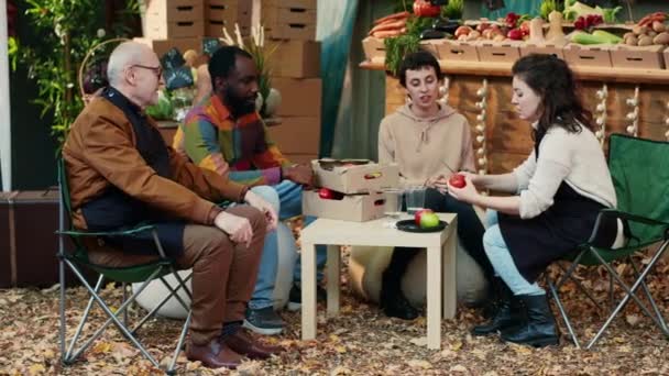 Diverse Groepen Mensen Proeven Plakjes Appels Voedselbeurs Hebben Plezier Samen — Stockvideo