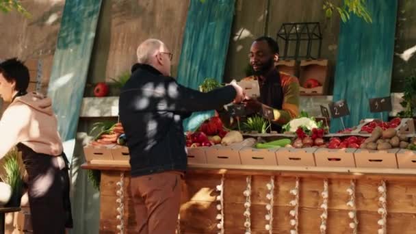 아프리카 미국인 행상인은 축제에서 정원에서 생산되는 농산물 상자를 친환경 제품을 — 비디오