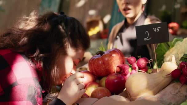 Γυναίκα Πωλητής Βοηθώντας Πελάτη Πάρει Διάφορα Βιολογικά Φρούτα Και Λαχανικά — Αρχείο Βίντεο