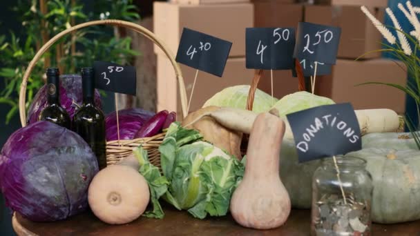 Odrůda Čerstvého Místně Pěstovaného Hlávkového Salátu Zelí Vedle Dárcovské Sklenice — Stock video