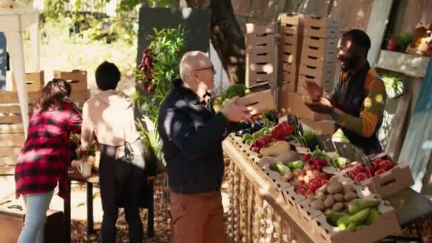 Elderly Man Buying Various Fresh Eco Fruits Veggies Farmers Market — Vídeos de Stock