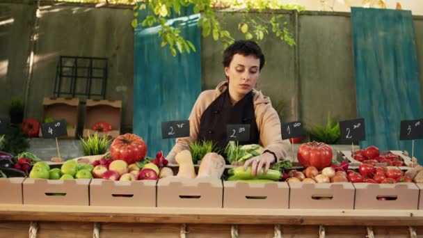Кавказский Фермер Фартуке Представляет Органические Сельскохозяйственные Продукты Организует Красочные Био — стоковое видео