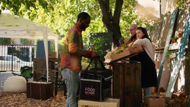 Deliveryman Holding Backpack Farmers Market Counter Picking Box Seasonal Organic — Vídeo de stock