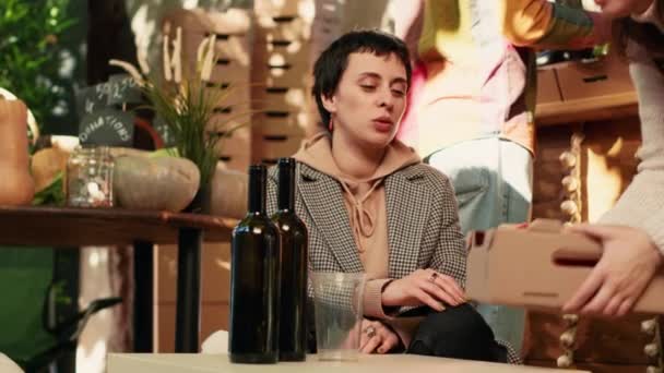 Щасливі Люди Ють Домашнє Органічне Вино Продовольчому Ярмарку Сидячи Разом — стокове відео