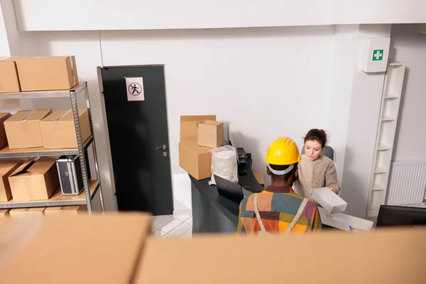 Storehouse Manager Geeft Witte Kartonnen Doos Aan Werknemer Bespreken Verzendgegevens — Stockfoto