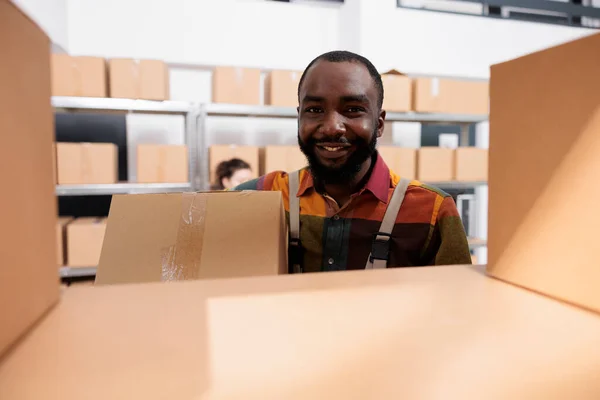 Gülümseyen Afrikalı Amerikalı Yönetici Müşteri Siparişinde Çalışıyor Ürünleri Karton Kutulara — Stok fotoğraf