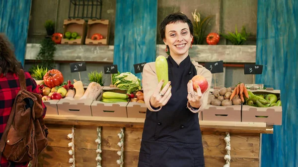Taze Meyve Sebzeleri Tezgahta Sunarak Müşterilere Doğal Yetişmiş Ürünler Satan — Stok fotoğraf