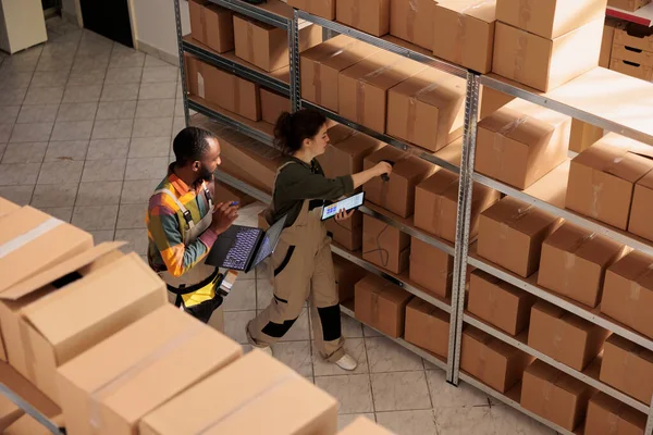 Depo Müdürü Karton Kutuları Tarıyor Dijital Tablette Ürün Envanteri Yapıyor — Stok fotoğraf