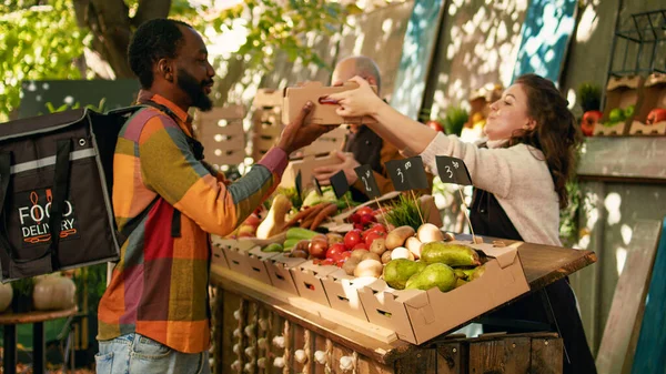 非裔美国人背着背包在农贸市场柜台等订单 向客户 小企业主提供新鲜有机水果和蔬菜的农民团队 — 图库照片