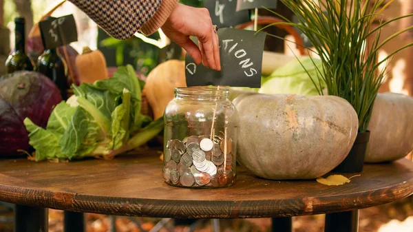 Bauernmarkttisch Mit Frischen Produkten Und Einem Glas Voller Spenden Kunden — Stockfoto