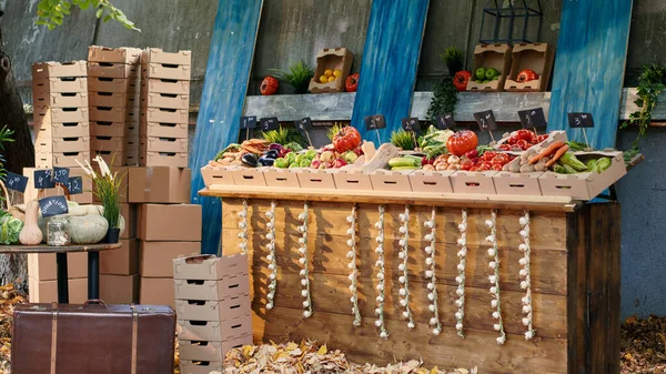 農民市場と秋の収穫祭は 新鮮な製品を販売するスタンド 様々な果物や野菜と空のグリーンマーケットスタンド カラフルな生の自家栽培製品 市場の屋台の野菜 — ストック写真