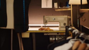Terzi atölyesinde dikiş makinesi, endüstriyel moda atölyesi ve özel yapım kıyafetler için kullanılan terzilik malzemeleri. Profesyonel aletleri ve çalışma istasyonları olan tekstil endüstrisi. Kapat..