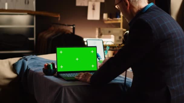 Alfaiate Velho Usando Laptop Com Greenscreen Designer Moda Experiente Olhando — Vídeo de Stock