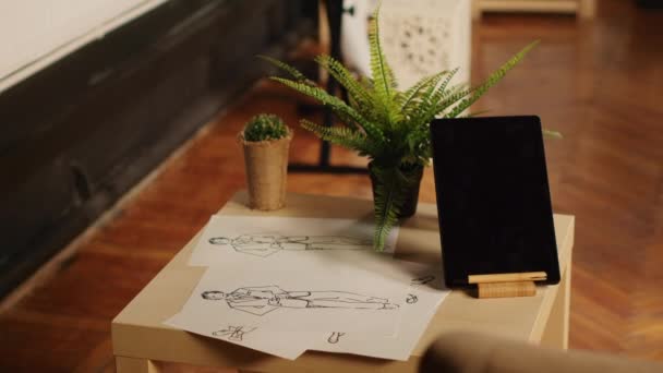 Atelier Con Bocetos Herramientas Utilizadas Para Diseño Moda Taller Pequeña — Vídeo de stock