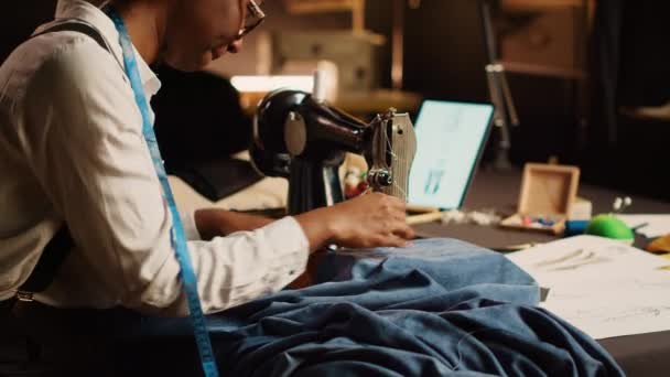 カスタムメイドの服 職人技の概念を設計するためにミシンを使用してデザイナー テーラードワークショップでファッションコレクションに取り組む女性クチュール テーブルで手作りアイテム — ストック動画