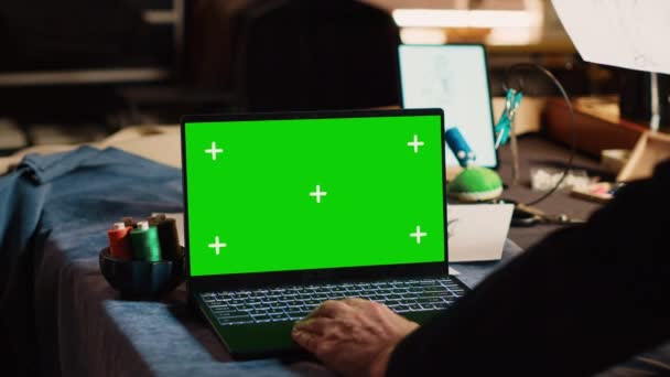 노트북에 화면을 사용하는 기술자 샵에서 크로마 디스플레이를 경험이 재단사 코우터어러 — 비디오