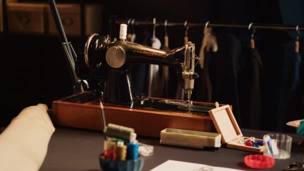 Atölyedeki Eski Moda Dikiş Makinesi Özel Yapım Giyim Markası Yaratmak — Stok video