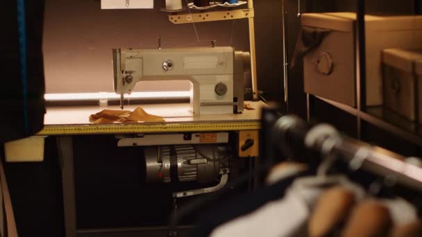 Industriell Atelier Symaskin Och Stift Som Används För Skräddarsydda Kläder — Stockvideo