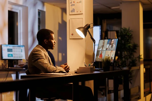 Manager Parlare Con Colleghi Remoti Durante Videoconferenza Riunione Discutendo Rapporto — Foto Stock