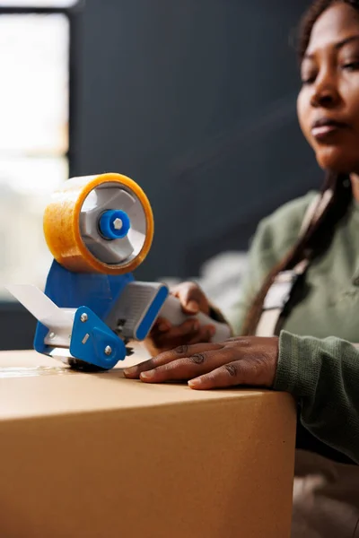 Африканський Американський Робітник Готує Пакети Доставки Допомогою Клейкої Стрічки Здійснюючи — стокове фото
