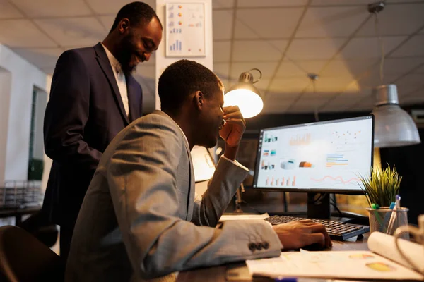 Afroameričtí Muži Analyzující Finanční Grafy Podávají Zprávu Než Začnou Pracovat — Stock fotografie