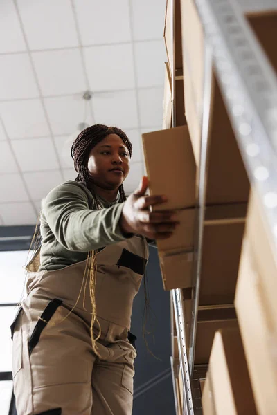 Storage Room Worker Employee Taking Out Cardboard Boxes Packaging Customer — Stock Photo, Image