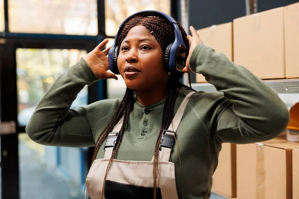 Υπάλληλος Του Καταστήματος Ακούει Μουσική Απολαμβάνοντας Διάλειμμα Εργασίας Φορώντας Ακουστικά — Φωτογραφία Αρχείου