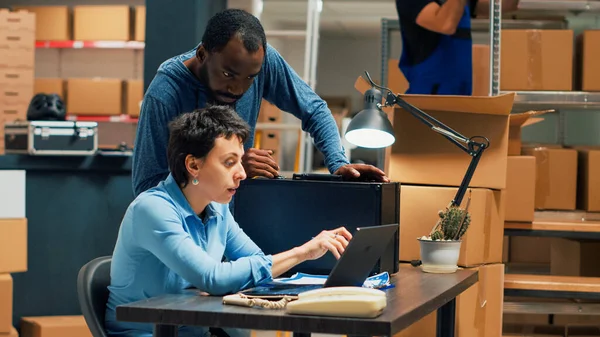 Employees Team Planning Storage Shipment Laptop Shipping Merchandise Order Doing — Stock Photo, Image