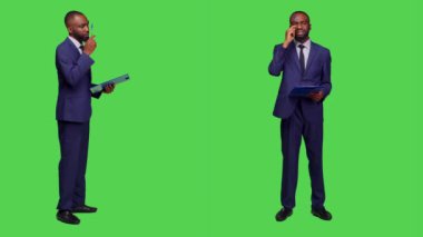 Girişim yöneticisi kamerada yeni bilgiler hakkında düşünüyor, fikir üretiyor ve pano dosyaları hakkında notlar alıyor. Şirket çalışanı takım elbise giyiyor ve düşünceli..