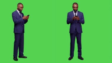 Şirket çalışanı cep telefonundan mesaj yolluyor, iş elbisesiyle yeşil ekranın başında dikiliyor. Stüdyoda akıllı telefon ve internet sitesi üzerinde çalışan başlangıç yöneticisi.