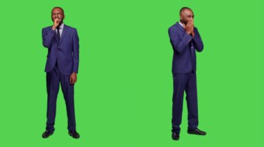 Afrika kökenli Amerikalı yönetici kamerada uykulu ve esniyor, resmi bir takım elbiseyle uyuyakalıyor. Erkek girişimci, kurumsal işte uzun bir günün ardından yorgun ve bitkin düşüyor..