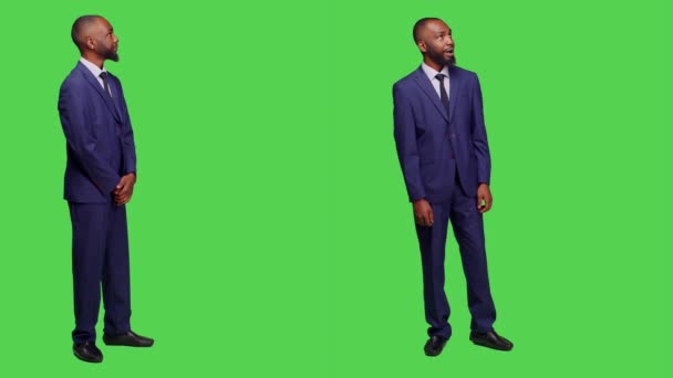 Erkek Girişimci Şaşırmış Şaşırmış Bir Şekilde Elbisesinin Içinde Tüm Yeşil — Stok video