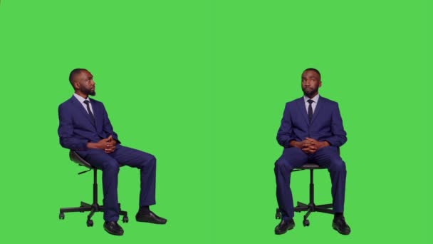 Mužský Podnikatel Sedící Židli Studiu Oblečený Obleku Pózující Celotělově Zelené — Stock video