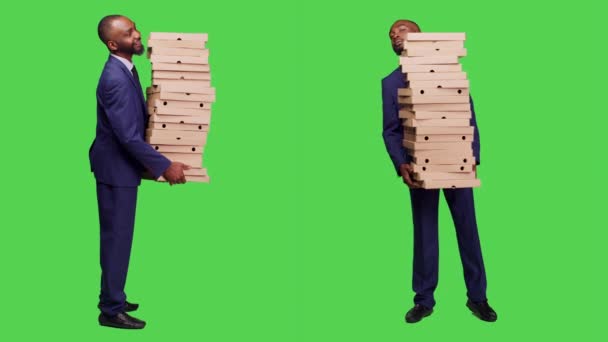 Funcionário Escritório Carregando Grande Pilha Pacotes Pizza Estúdio Segurando Refeição — Vídeo de Stock