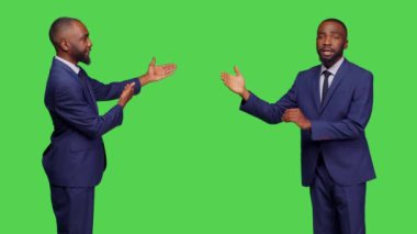 Şirket çalışanı arka planda reklam yapıyor, yeşil ekran arka planına işaret ediyor. Genç yetişkin işçi sol ya da sağ tarafta reklam gösteriyor, başlangıçta işletme yöneticisi yan bakıyor.