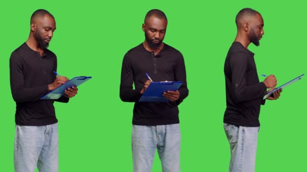 Yeşil Ekran Arkaplanı Üzerinden Kağıtlara Alan Dosyalara Pano Ile Bilgi — Stok video