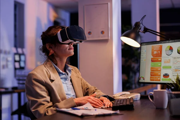 Business Owner Wearing Virtual Reality Headset Analyzing Marketing Statistics Hologram — Stock Photo, Image