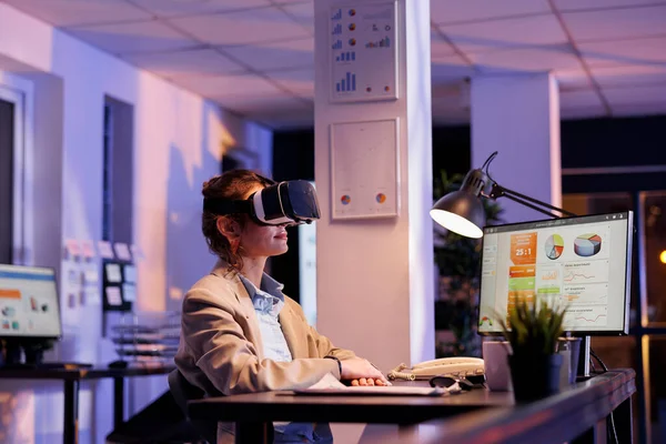 Corporate Employeee Wearing Virtual Reality Goggles Startup Office Analyzing Financial — Stock Photo, Image