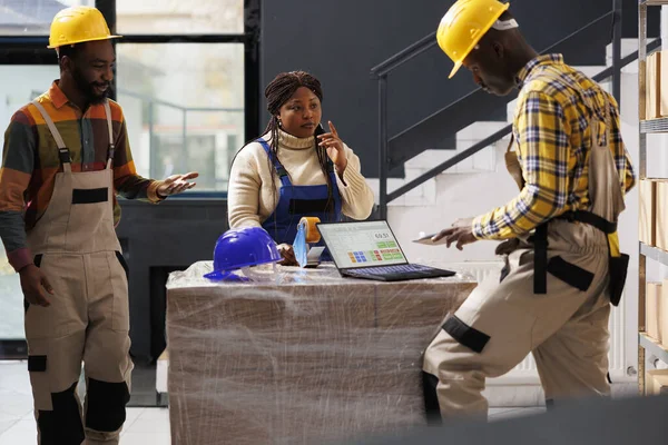 Afrykańscy Zbieracze Zamówień Sprawdzają Bilet Laptopa Przygotowują Paczkę Dla Klientów — Zdjęcie stockowe