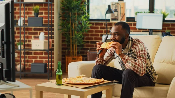 Afrykański Amerykanin Jedzący Kawałki Pizzy Jedzenia Wynos Pijący Butelki Piwa — Zdjęcie stockowe