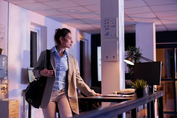 Businesswoman Finishing Company Strategy Late Night Preparing Leave Corporate Office — Stock Photo, Image
